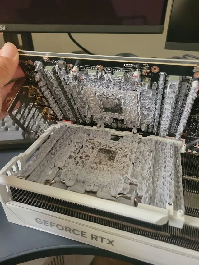 硅脂多到溢出却降不了温 玩家拆开RTX 5090后傻眼
