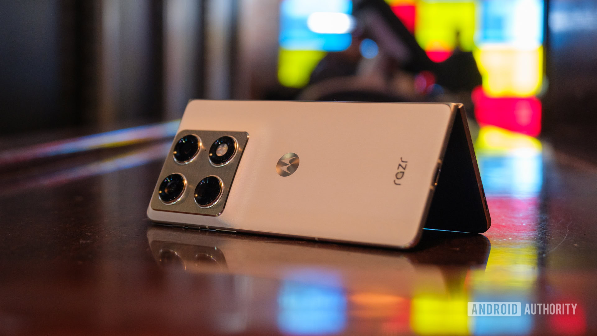 moto首款大折叠屏来了！moto Razr Fold亮相CES