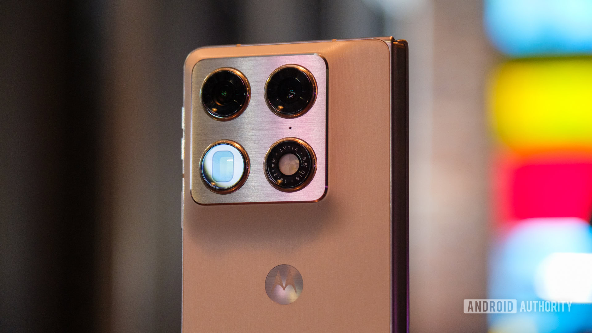 moto首款大折叠屏来了！moto Razr Fold亮相CES