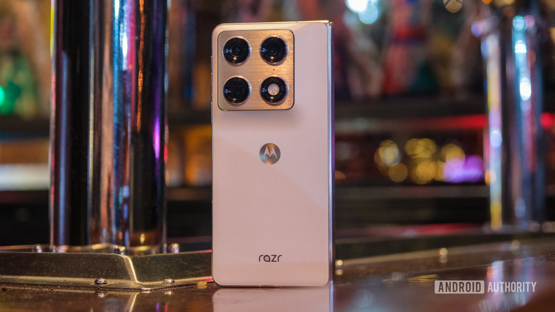 moto首款大折叠屏来了！moto Razr Fold亮相CES