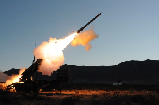 PAC-3 MSE 导弹从发射装置升空,尾焰呈亮橙色