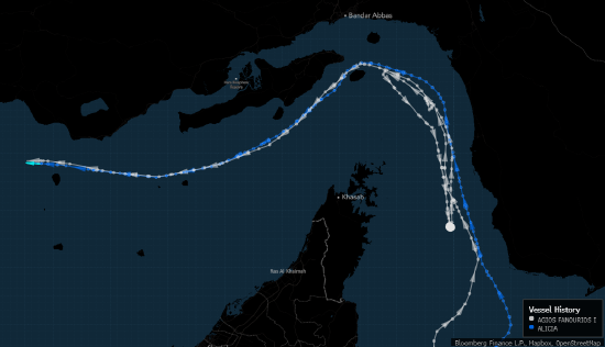 2026年4月15日,Agios Fanourios I(白色)和Alicia(蓝色)通过霍尔木兹海峡。