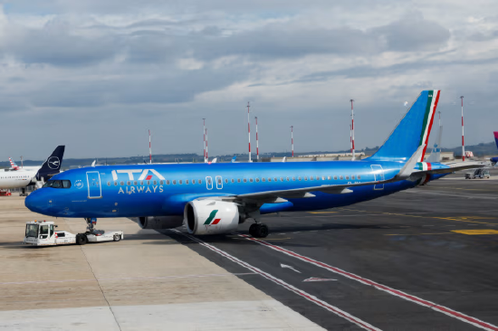 一架 ITA 航空飞机停靠在达芬奇国际机场。 根据 2023 年与意大利经济财政部达成的协议,德国汉莎航空已持有 ITA 航空 41% 股份。