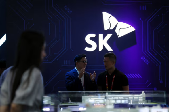 两名工作人员在 SK 海力士中国国际供应链博览会展位上交谈。 本次募资交易或将创下史上规模最大的股权发售案例之一。